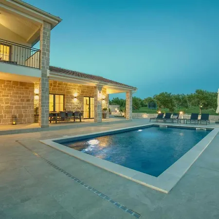 Oliva Oliana With Heated Pool וילה ורסי